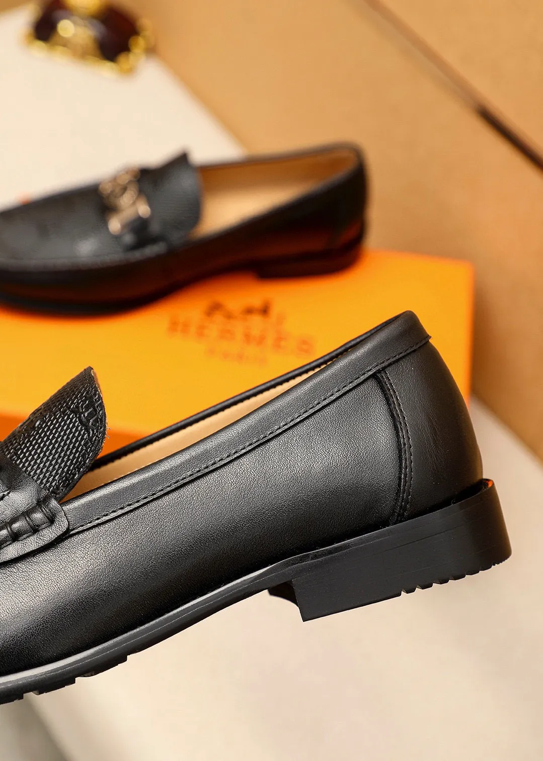 Men's shoes 💰442 💐 Product trademark: HERMES "Hermès" casual leather shoes Regular size: 38-44 (45🉑️customized) Product materials: Selected imported first-layer calfskin embroidered upper + luxury hardware buckle, imported water-dyed 🐂 cowhide lining. Strong three-dimensional visual effect, combined outsole Color: 1⃣️color optional